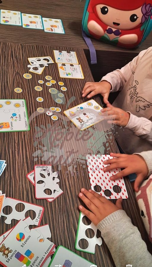 Juego con cartas en la ludoteca